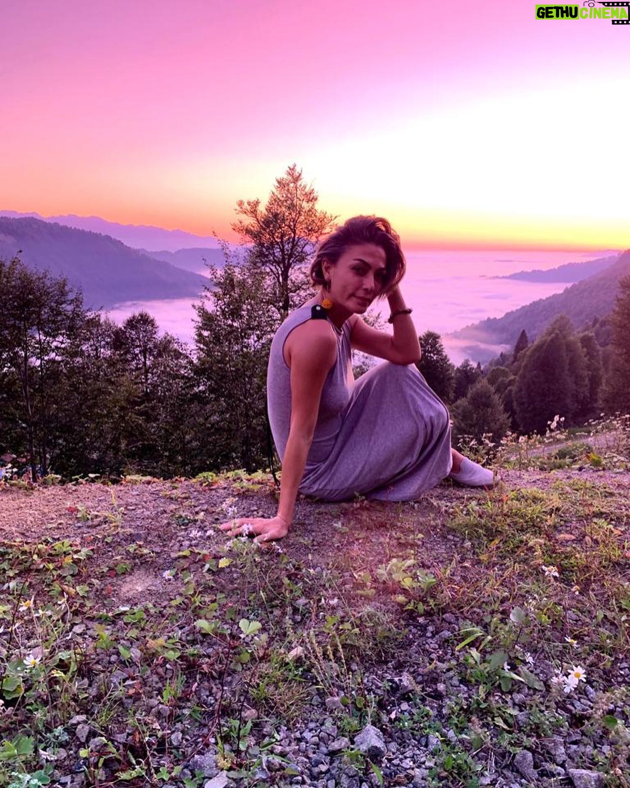 Leyla Bilginel - 3K Likes - Baktığım her yerdesin! Soluduğum her nefeste! Dokunduğum tüm güzelliklerde sen varsın! Güneşin doğuşu, batışı. Ayın ilk hali ve tamamlanmış son halisin! Ey güzel ALLAHIM sen benim çocukluktan bu yana sığındığım tek sahibimsin! Bu can bu bedene senden geldi. Son nefesime kadar bu beden senin aşkınla bir olur ve sonrası senin takdirinle neyse o olur! Şu yaşadığım dünyada insan olmanın özünde benliğimi ikrarımı bir kılayım bunu başara bileyim. Tek arzum budur RABBİM!
Ey güzel canlar her uyandığımız sabaha minnet duyalım mutlu olalım ve kötülüğe fırsat vermeyelim! Onların istediği umutsuzluk mutsuzluk bıkkınlık tükenmişlik uzak dursun bedenimizden ve ruhumuzdan. Her şeye rağmen şükürler olsun, hamdolsun ve daim olsun! 🥰🙏🏻 Günaydın olsun herkese 🌸