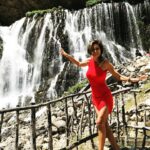 Leyla Bilginel Instagram – Su hayattır! Bunu bilmeyen yoktur. Rabbimin biz kullarına verdiği en değerli hazinelerden biridir.  Dünyanın bir çok güzelliğini tükettiğimiz gibi suyuda tüketiyoruz! Mevsimlerin düzeniyle oynayanlara biz insanlarda yardımcı oluyoruz! Her satın aldığımız arabayla mesela… hiç düşünmeden yaptığımız bir çok eylemle buna ortak oluyoruz! Ve bir gün o günün geleceğini hiç düşünmüyoruz! Bir yudum su İçin insanlar birbirini katledecek! Bizler sadece şu anı ve bu andaki konforlu hayatı düşünüyoruz ve onu kovalıyoruz! Ya gelecek ne olacak canlar! Çocuklarımıza ne bırakacağız hiç bunu düşünmüyor muyuz?  #su #hayat  #yaşam #dünya #susuztoprak #insan
