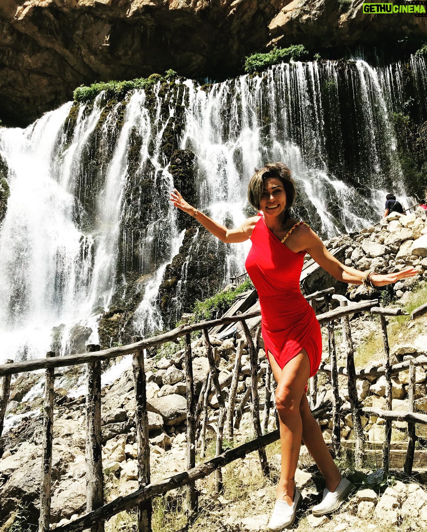Leyla Bilginel - 2.4K Likes - Su hayattır! Bunu bilmeyen yoktur. Rabbimin biz kullarına verdiği en değerli hazinelerden biridir. Dünyanın bir çok güzelliğini tükettiğimiz gibi suyuda tüketiyoruz! Mevsimlerin düzeniyle oynayanlara biz insanlarda yardımcı oluyoruz! Her satın aldığımız arabayla mesela... hiç düşünmeden yaptığımız bir çok eylemle buna ortak oluyoruz! Ve bir gün o günün geleceğini hiç düşünmüyoruz! Bir yudum su İçin insanlar birbirini katledecek! Bizler sadece şu anı ve bu andaki konforlu hayatı düşünüyoruz ve onu kovalıyoruz! Ya gelecek ne olacak canlar! Çocuklarımıza ne bırakacağız hiç bunu düşünmüyor muyuz? #su #hayat #yaşam #dünya #susuztoprak #insan