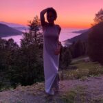Leyla Bilginel Instagram - Baktığım her yerdesin! Soluduğum her nefeste! Dokunduğum tüm güzelliklerde sen varsın! Güneşin doğuşu, batışı. Ayın ilk hali ve tamamlanmış son halisin! Ey güzel ALLAHIM sen benim çocukluktan bu yana sığındığım tek sahibimsin! Bu can bu bedene senden geldi. Son nefesime kadar bu beden senin aşkınla bir olur ve sonrası senin takdirinle neyse o olur! Şu yaşadığım dünyada insan olmanın özünde benliğimi ikrarımı bir kılayım bunu başara bileyim. Tek arzum budur RABBİM! Ey güzel canlar her uyandığımız sabaha minnet duyalım mutlu olalım ve kötülüğe fırsat vermeyelim! Onların istediği umutsuzluk mutsuzluk bıkkınlık tükenmişlik uzak dursun bedenimizden ve ruhumuzdan. Her şeye rağmen şükürler olsun, hamdolsun ve daim olsun! 🥰🙏🏻 Günaydın olsun herkese 🌸