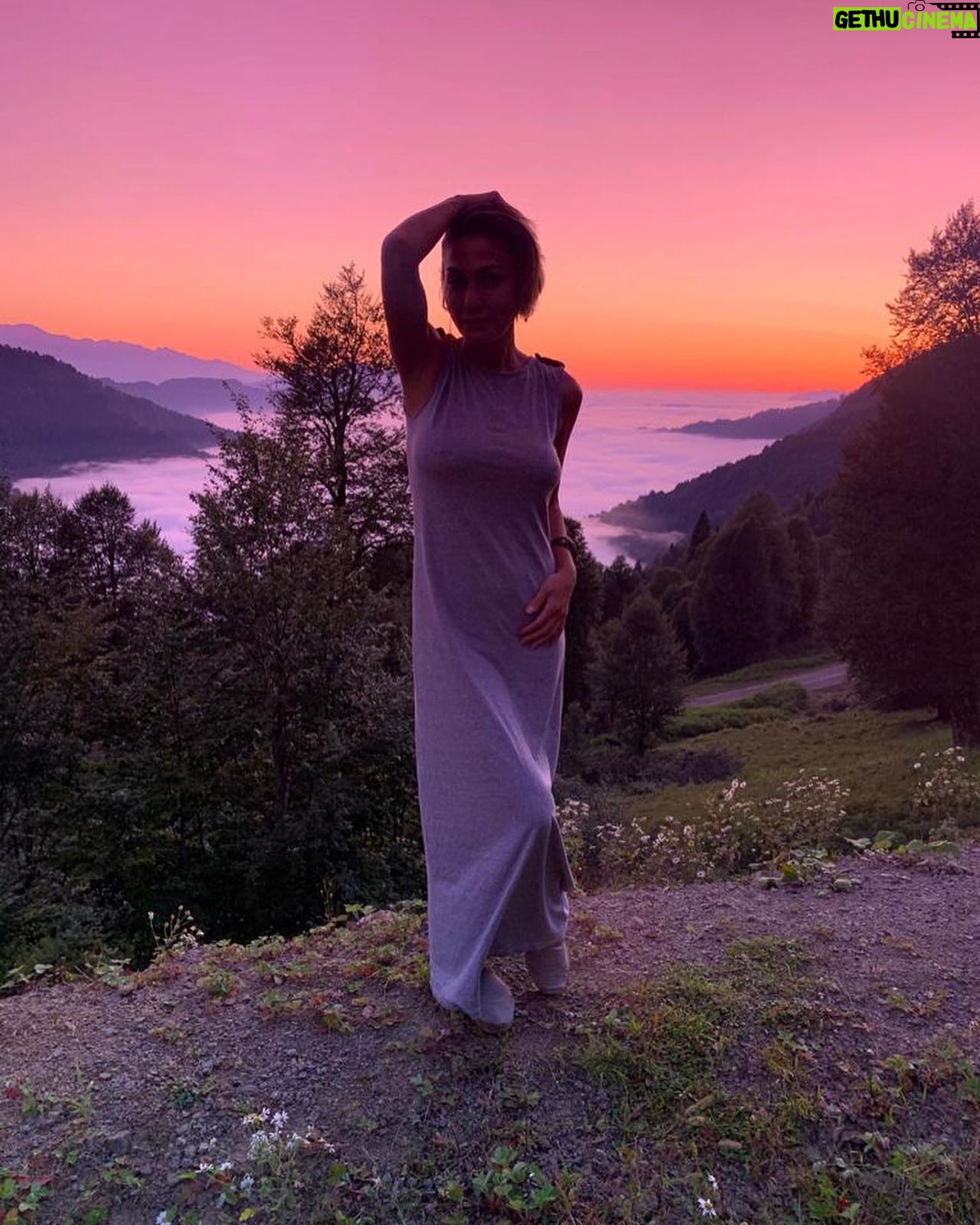 Leyla Bilginel - 3K Likes - Baktığım her yerdesin! Soluduğum her nefeste! Dokunduğum tüm güzelliklerde sen varsın! Güneşin doğuşu, batışı. Ayın ilk hali ve tamamlanmış son halisin! Ey güzel ALLAHIM sen benim çocukluktan bu yana sığındığım tek sahibimsin! Bu can bu bedene senden geldi. Son nefesime kadar bu beden senin aşkınla bir olur ve sonrası senin takdirinle neyse o olur! Şu yaşadığım dünyada insan olmanın özünde benliğimi ikrarımı bir kılayım bunu başara bileyim. Tek arzum budur RABBİM!
Ey güzel canlar her uyandığımız sabaha minnet duyalım mutlu olalım ve kötülüğe fırsat vermeyelim! Onların istediği umutsuzluk mutsuzluk bıkkınlık tükenmişlik uzak dursun bedenimizden ve ruhumuzdan. Her şeye rağmen şükürler olsun, hamdolsun ve daim olsun! 🥰🙏🏻 Günaydın olsun herkese 🌸