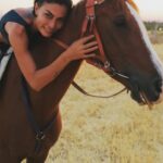 Leyla Bilginel Instagram – Bir gün yüzlerce çocukla ve bir çok hayvanla yaşayacağım ! Bol bol at bineceğim dağlara ovalara dört nala özgürlüğün taaa kucağına koşacağım! Allah’ımın izniyle bir gün hayalimde ki o köyü dolu dolu yaşayacağım. Bir gün gelecek bir avuç toprağı ve  toprakta suyu olan hayatta kalacak! Bu gün insanların beğenmediği o köy hayatı arayıpta bulamadığınız yer olacak! Şimdiden oğullarımı hazırlıyorum! İlerde hiç bir şey ifade etmeyecek diplomaların peşinde stres içinde değil. İnancın  gittikçe kaybolduğu bu yeni dünya düzeninde ALLAH sevgisi ve toprak aşkıyla büyütüyor ve hazırlıyorum! 🥰🙏