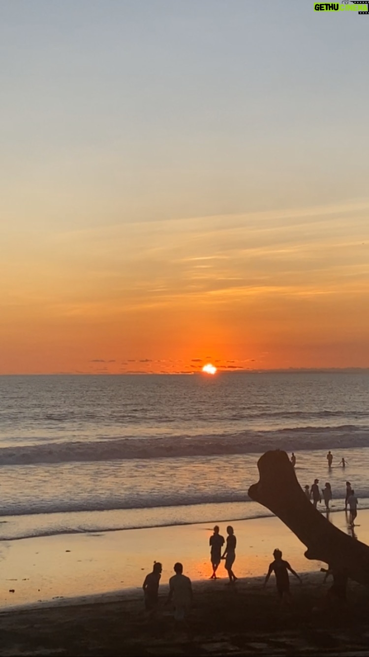 Leyla Bilginel Instagram - Huzur güneşin günün kollarına teslim olduğu andır! 🧡