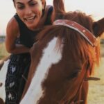 Leyla Bilginel Instagram – Bir gün yüzlerce çocukla ve bir çok hayvanla yaşayacağım ! Bol bol at bineceğim dağlara ovalara dört nala özgürlüğün taaa kucağına koşacağım! Allah’ımın izniyle bir gün hayalimde ki o köyü dolu dolu yaşayacağım. Bir gün gelecek bir avuç toprağı ve  toprakta suyu olan hayatta kalacak! Bu gün insanların beğenmediği o köy hayatı arayıpta bulamadığınız yer olacak! Şimdiden oğullarımı hazırlıyorum! İlerde hiç bir şey ifade etmeyecek diplomaların peşinde stres içinde değil. İnancın  gittikçe kaybolduğu bu yeni dünya düzeninde ALLAH sevgisi ve toprak aşkıyla büyütüyor ve hazırlıyorum! 🥰🙏
