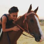 Leyla Bilginel Instagram - Bir gün yüzlerce çocukla ve bir çok hayvanla yaşayacağım ! Bol bol at bineceğim dağlara ovalara dört nala özgürlüğün taaa kucağına koşacağım! Allah’ımın izniyle bir gün hayalimde ki o köyü dolu dolu yaşayacağım. Bir gün gelecek bir avuç toprağı ve toprakta suyu olan hayatta kalacak! Bu gün insanların beğenmediği o köy hayatı arayıpta bulamadığınız yer olacak! Şimdiden oğullarımı hazırlıyorum! İlerde hiç bir şey ifade etmeyecek diplomaların peşinde stres içinde değil. İnancın gittikçe kaybolduğu bu yeni dünya düzeninde ALLAH sevgisi ve toprak aşkıyla büyütüyor ve hazırlıyorum! 🥰🙏