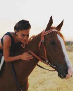 Leyla Bilginel Instagram - Bir gün yüzlerce çocukla ve bir çok hayvanla yaşayacağım ! Bol bol at bineceğim dağlara ovalara dört nala özgürlüğün taaa kucağına koşacağım! Allah’ımın izniyle bir gün hayalimde ki o köyü dolu dolu yaşayacağım. Bir gün gelecek bir avuç toprağı ve  toprakta suyu olan hayatta kalacak! Bu gün insanların beğenmediği o köy hayatı arayıpta bulamadığınız yer olacak! Şimdiden oğullarımı hazırlıyorum! İlerde hiç bir şey ifade etmeyecek diplomaların peşinde stres içinde değil. İnancın  gittikçe kaybolduğu bu yeni dünya düzeninde ALLAH sevgisi ve toprak aşkıyla büyütüyor ve hazırlıyorum! 🥰🙏
