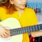 Leyla Bilginel Instagram - Sizde özlüyor musunuz çocuklarınızın çocukluğunu. Ben sık sık izliyor ve içimdeki özlemi gideriyorum. Koca adam oldu sarı papatyam 🥰🙏🧡
