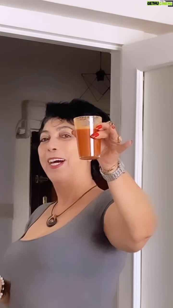 Leyla Bilginel - 2.5K Likes - Annem artık yaşını söylememi istemiyor canlar 😁 bilen biliyor. Çok şükür rabbime hamdolsun daim olsun hastalıktan uzak dimdik fit sağlıklı genç bir vücuda tene sahip yaş alabiliyorsunuz. Nasıl mı? Söylediklerime kulak verir dinler ve uygularsanız işte son karşınızda. Onca bilgi aktarıyorum canlar lütfen dinleyin beni ve sağlıklı doğal gençlikle Allah’ın verdiği nefesi hakkıyla var edin.
Annem hiç aksatmadan verdiğim tüm ürünlerimi güzellikten tüketiyor söylediğim karışımları içiyor.
❣️her sabah Hindistan cevizi yağıyla ağız gargarasını yapar. Sonra kekik suyunu içer. Her gün içtiği suyuna yaban elma sirkesini koyup içer. Arkasından muhteşem Goji Berry meyve suyunu içer ve saat 11 12 arası kahvaltısını yapar. Akşam yemeği öncesi sumağını ve balsamic ve gece uyumadan önce ginseng sirkesini içer erken uyur ve sabah şükürle uyanır.
❣️❣️Ve yorumlar anneme gelsin lütfen. Çok hoşuna gidiyor yazdıklarınızı okudukça mutlu oluyor. Ne yazmışlar ne yorum yapmışlar diye sorar bütün gün 😁