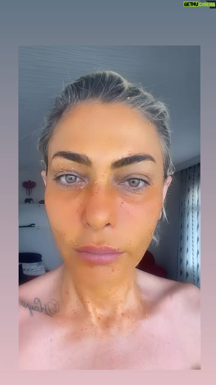 Leyla Bilginel - 3.5K Likes - GOJİ BERRY MASKESİ! Bir Leyla Bilginel ürünüdür! İçeriğinde koruyucu olmadığı için muhakkak buzdolabında korumalısınız!
48 yaşındayım ve hiç bir işlem yok yüzümde. Maskemi düzenli kullanan her can aynı sonucu alıyor! Daha fazlasını görmek için lütfen @leylabilginelshop SAYFASINI takibe alın ve inceleyin!
❗️Cildin nem dengesini düzenler..
❗️Ciltleki lekeleri yok eder.
❗️Siyah noktaları temizler.
❗️Sivilce ve aknelere iyi gelir. İzleri yok eder.
❗️Göz altı morluğu ve göz kapağı düşmesini önler!
❗️Sarkık ciltleri toparlar cildi sıkılaştırır!
❗️Kaz ayağı çizgilerini soldurur!
❗️Cilt rengini eşitler!
❗️ Cilde ışıltı ve parlaklık kazandır!
❗️Roza türü rahatsızlıklara iyi gelir!