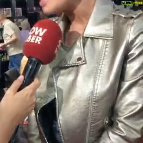 Leyla Bilginel - 2.6K Likes - Bu gün kozmetik fuarındaydım ve işte Show haber röoartajım. Her gün milim milim kanımıza kimyasal içeren kozmetiklerden zehir sokuyorsunuz. Artık yeni bir dönem geliyor. Doğal bitkisel ve mucize sonuçlar veren #leylabilginel sağlık ürünleri hayatınızda. Bir kullanan bir daha vazgeçemeyecek! Bundan emin olun 🥰🙏