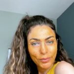 Leyla Bilginel Instagram - Ürünlerim doğal ve hiç bir kimyasal içermiyor! Doğal koruyucu dahi yok. Bu gün bu dünyada bırakın kozmetik ürünlerde doğallık yendiğimiz içtiğimiz gıdalarda yok. Hilenin sahtekarlığın kol gezdiği şu dönemde gerçekten çok kıymetli olduğumu düşünüyorum. Ve bu ürünlerin veli nimet olduğunu biliyorum. Yıllardır geleceği doğal ev yapımı sirkeler kurtaracak dedim. Sevgili Canan Karatay Allah tazı olsun aynı şeyi söylüyor şükür bir bilim insanından da duyuyoruz bunu. Tabi sanmayın ortalıkta etil alkolle yapılmış sirkelerden bahsetiyoruz. Aman ha uzak durun. Bir kez benim ürünlerimi alan her şeyi anlıyor zaten. Bir Hindistan cevizi yağı (coconatyağı) dahi farkı görüyorlar. Kışa hazırlanın lütfen bağışıklık çok önemli. Yıllardır benle yol alan binlerce can şahit olduk pandemi sürecini gayet iyi atlattık şükür. @leylabilginel.shop