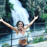 Leyla Bilginel Instagram – Hayat bir var bir yok… bir gün bir kuş misali… kanat çarptıkça yükselirsin  semaya! Rabbimin bu dünyaya verdiği tüm güzellikleri solumak görmek koklamak ve dokunmayı bilmektir hayat! İşte yine doğanın bir başka güzelliği #kayseri #kapuzbaşışelalesi yüreğimi coşturdu. Şelalere karşı ayrı bir aşkım var. Çok seviyorum ve dünyadaki tüm şelaleleri görmeyi çok istiyorum! Diliyorum güzel allahım hepsini görmemi nasip eder! Ya peki siz biliyor muydunuz Kayseri’de böyle güzel şelaler olduğunu! Ben bilmiyordum üç ay öncesine kadar 🥰🙏