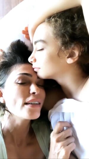 Leyla Bilginel Instagram - Oğlum aşkım büyüdün. Bu hem mutlu ediyor insanı hemde küçüklüğündeki hallerini özlüyorum! Bebekliği olsun çocukluğu olsun! Bu yüzden yeni anne olanlar bol bol video ve fotoğraf çekin. ☺️🙏❤️ Hayırlı bayramlar olsun güzel canlar ☺️🌺