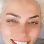 Leyla Bilginel Instagram - Yakında tüm ürünlerim satışta güzel canlar. İnanın çok uğraşıyorum! Ve bilmenizi istiyorum Kİ benim ürünlerim farklı. Hiç bir firmanın ismimle reklam yapıp satacak bir ürün anlaşması veya kimyagerlerin bulduğu formüllerle hazırlanan ürünler değil! Bire bir kendim uğraşıyor formüllerin buluyorum. Sadece bana ait patenli ürünler bunlar. Ayrıca tadına bakılacak kadar doğal ürünler! Neler ne sonuçlar alınmış merak ediyorsanız lütfen @leylabilginelshop sayfasına bakın isterim! Saç ürünlerimde yüz maskesi ve serumum kadar iddalı geliyor! Saç dökülmesi kepek cansızlık hepsine son 😁👍