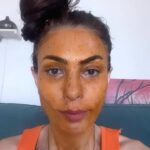 Leyla Bilginel Instagram - Çok fazla mesaj geldi buradan tarifi vereyim en iyisi 😁 Üç yemek kaşığı keten tohumu bir çubuk tarçın 10 karanfil bir buçuk su bardağı su. Orta ateşte kaynatın sonra bir gazlı bezle süzüp şişeye koyun Canlar. Jöle gibi olduğu zaman kaynatmayı bitirin. Goji berru maskesinin üstüne uygulayın. Muhteşem ürünlerim var. Şükür hem içerden hem dışardan yenileniyoruz. Tüm hücrelere hizmet sınırsız. Beni takip eden söylediklerimi uygulayan her can seneler geçtikçe anlayacak gerçeği. Geçici bir gençlik değil sağlıkla bir olan bir seçim Leyla BİLGİNEL ürünleri. İkinci uyguladığım maskeyi evde herkes yapabilir. Yorum yazan her cana tarifini vereceğim 🥰👍
