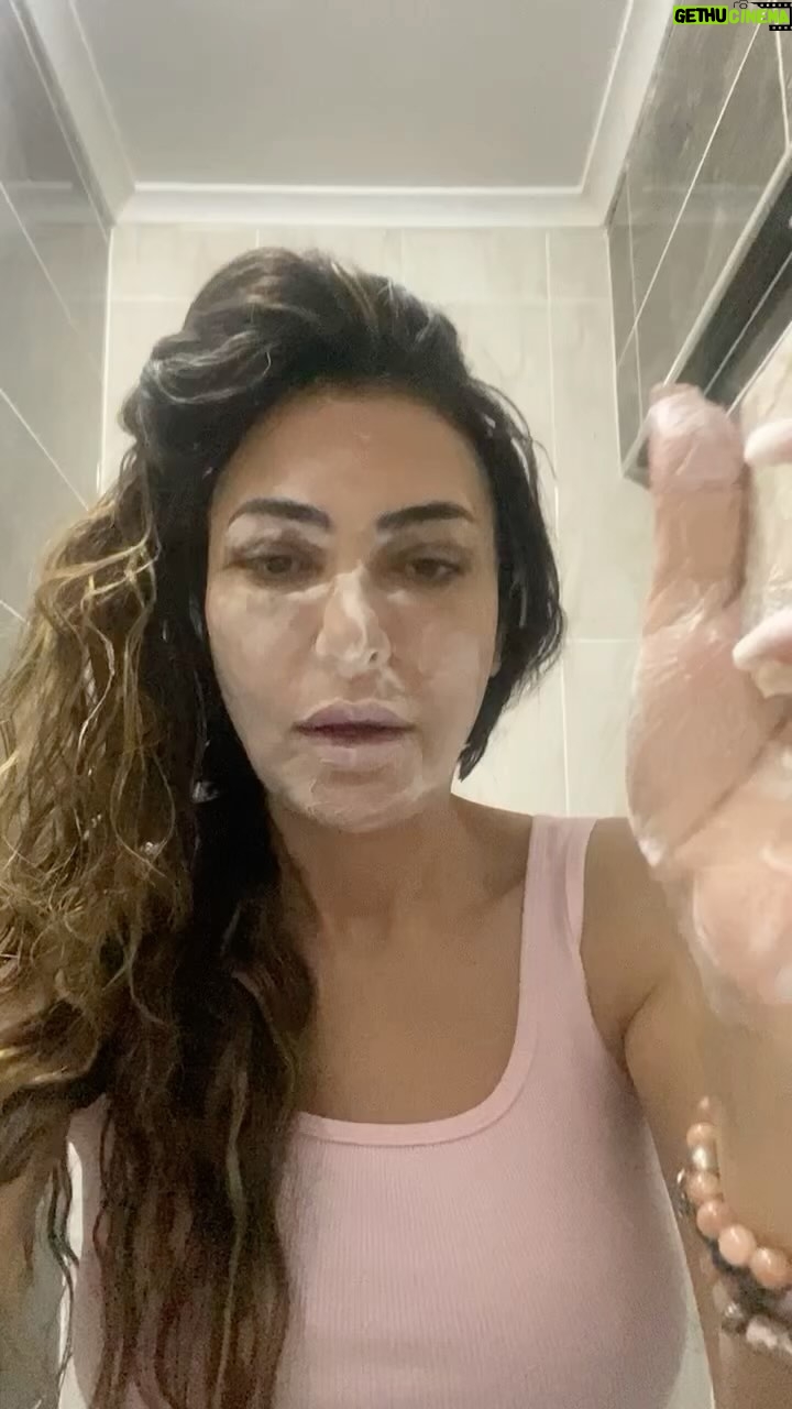 Leyla Bilginel Instagram - Aşk yaşıyorum doğal mis kokulu sabunum… yüz serumum… fermante yüz toniği... fermante saç toniği… saç serumumla! Hem kimyasal içermemiş olmaları hemde sonucun muhteşem olması ve herkesin mutlu olmamasına sebep olan doğal fermante Leyla Bilginel ürünleri bir denenmeli!