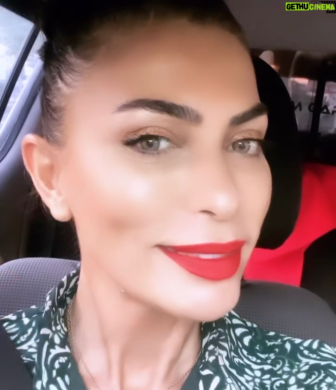 Leyla Bilginel - 1.9K Likes - Canlar uzun zamandır makyaj yapmayan ben arada sırada bir kaç dokunuş yapıyorum. Nedir düşünceleriniz merak ediyorum. Tamamen doğal mı? Yoksa böyle biraz dişi dişi mi? Olmalı.! 🤔😋