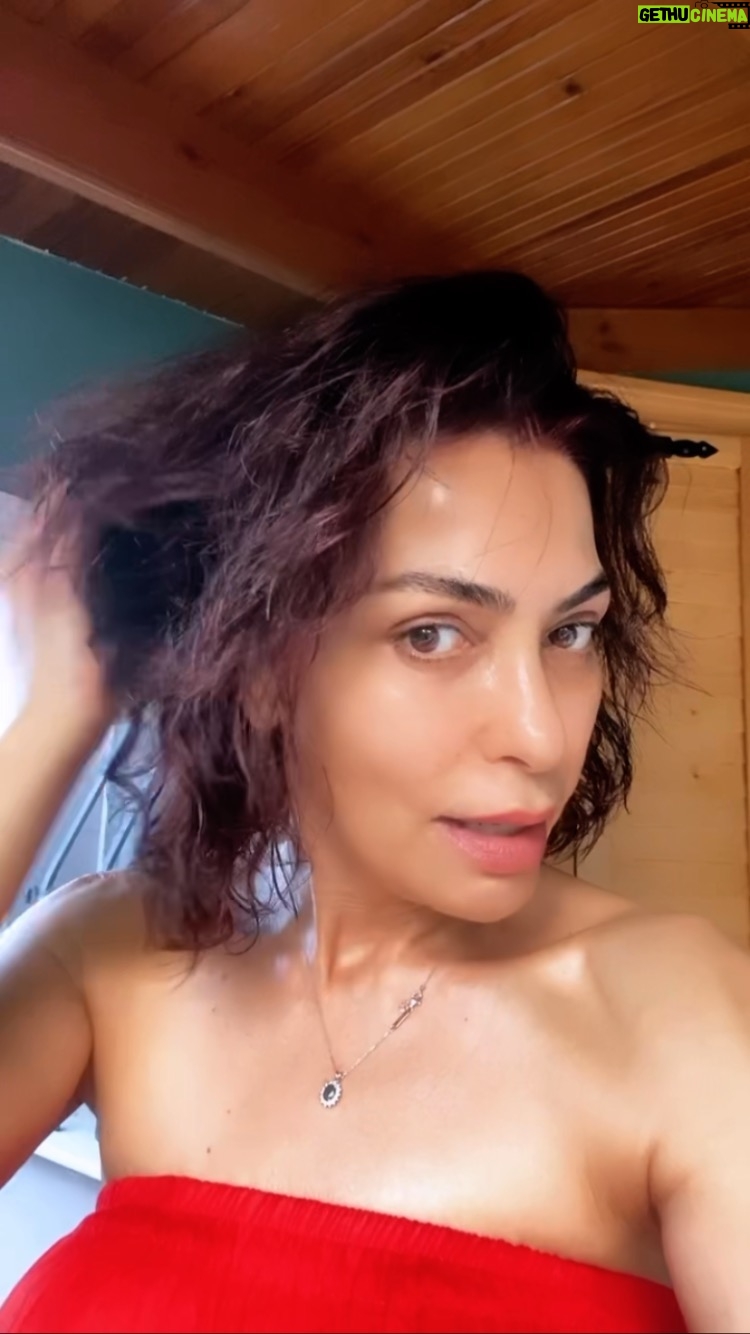 Leyla Bilginel Instagram - Bakımlı mis kokan ışıldayan kadınlar! LB markası demek güvenin adresi. Bütün ürünlerimi önce kendimde onaylıyor tüm detaylarını gözlemliyor öyle sunuyorum sizlere. Ve çok şükür rabbime 23 yıllık meslek hayatım boyunca ekranlardan tanıdınız. Sonra öz yaşam hikayemle sendeki ben kitabımla aslında sizlerden hiçte uzak olmadığımı gördünüz tüm yaşam hikayemi öğrendiniz. Gücen duyup sarıp sarmaladınız beni. Ve 9 yıldırsa sağlık güzellik alanında sizleri yanıltmadım. Bana duygususunuz güveni sarsacak bir durun çok şükür olmadı. Daha yolumuz Allah’ın izniyle uzun. Ve yeni formüller ve ürünlerle sizlerin güvenini kazanmaya devam. Önce insanın zihni fikri kalbi sağlıklı ve güzel olmalı. Sonra Allah’ın can verdiği bu bedene olan sorumluluğumuz geliyor. Ruhumuza ve bedenimize vermemiz gereken her şeyi vermeliyiz. Hep söylerim kişidir kendisinin şifacısı. Bizler aracı ve vesileyiz. Sağlıkla ve güzellikle hep beraber yoka devam. Doğal güzelleşip kimyasalsız şifaya ulaşmanın yolu LB markasıdır. 🙏🧡