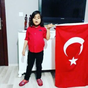Leyla Bilginel Instagram - Teyzesinin bir tanesi ağzına sağlık! Tüm dünya çocukları için sağlık ve mutluluk barış dolu bir dünya diliyorum. Ve çocukluğumda yapılan çocuk bayramı 23 Nisan heyecanını çok özlüyorum! Bizim çocukluğumuzda kutlanan bayramlar yok artık ne yazık Kİ! Her şeye rağmen 23 Nisan Egemenlik ve Çocuk Bayramımız kutlu olsun!