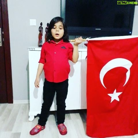 Leyla Bilginel - 2.9K Likes - Teyzesinin bir tanesi ağzına sağlık! Tüm dünya çocukları için sağlık ve mutluluk barış dolu bir dünya diliyorum. Ve çocukluğumda yapılan çocuk bayramı 23 Nisan heyecanını çok özlüyorum! Bizim çocukluğumuzda kutlanan bayramlar yok artık ne yazık Kİ! Her şeye rağmen 23 Nisan Egemenlik ve Çocuk Bayramımız kutlu olsun!