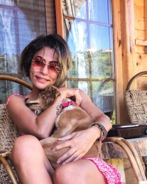 Leyla Bilginel Instagram - Hayatı zorlaştıranlardan değil! Hayatı her yönüyle güzel görenlerden olmak! İşte yaşamın sırrı bu olsa gerek! 🥰🙏 #yaşam #aile #huzur #doğa
