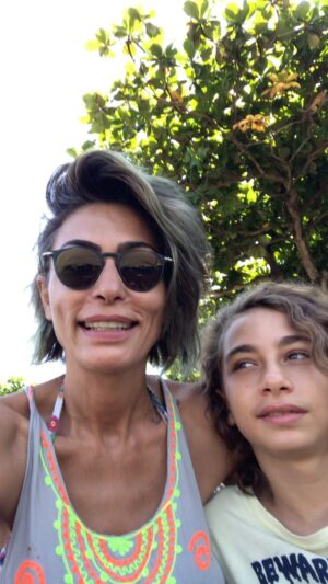 Leyla Bilginel Instagram - Dört kiracım var dördüde yıllardır kiralarını aksatmadan ödediler! Ve bu ay düşündüm onların yerine koydum kendimi! Ve yüreklerini hissettim kara kara Gunay kirayı nasıl ödeyeceğiz diye düşünürlerken benden giden mesaj yüreklerini rahatlattı. Ve bu beni çok ama çok mutlu etti! Hepimiz idare edelim empati duygumuzu öne çıkaralım ve darda olan her cana ek uzatalım! Umut ediyorum çok kişiye feyz olur bu davranışımız 🙏🥰