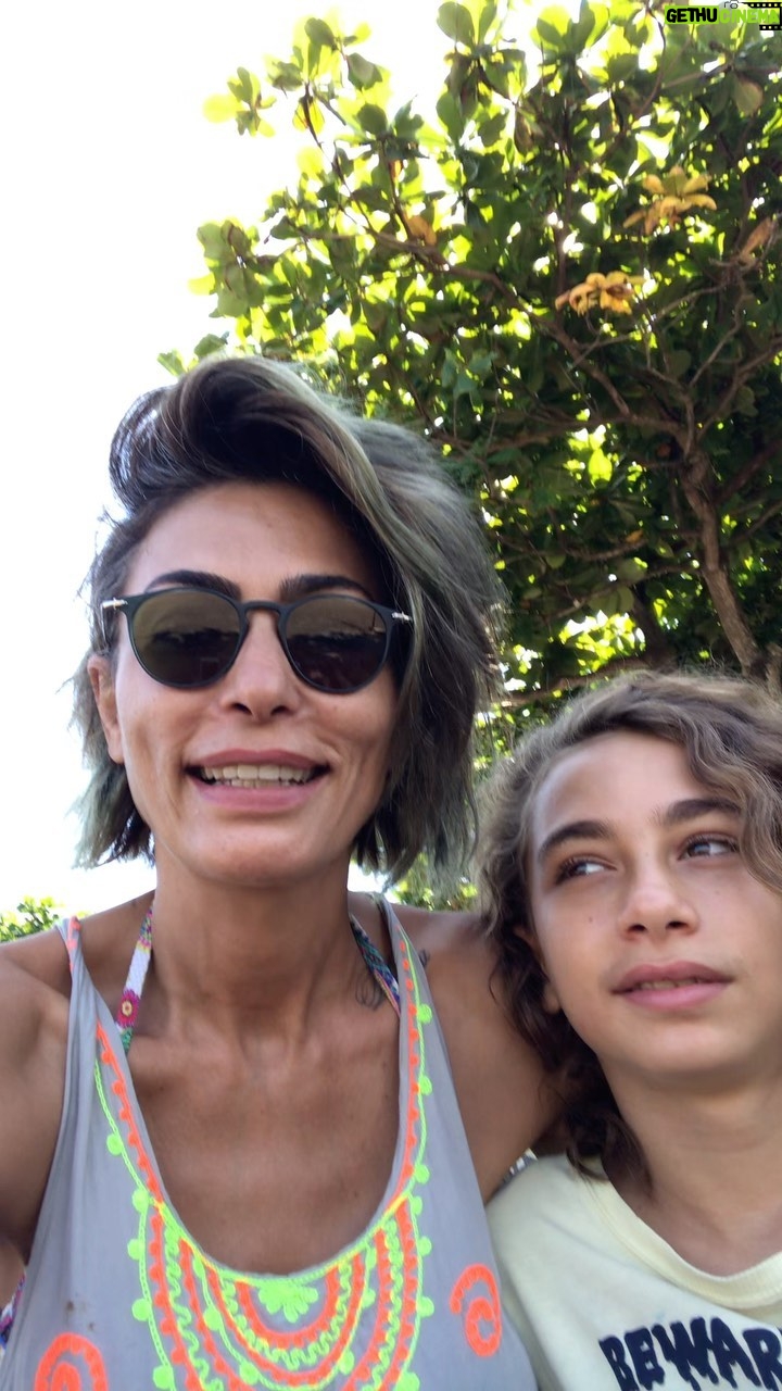 Leyla Bilginel - 4.5K Likes - Dört kiracım var dördüde yıllardır kiralarını aksatmadan ödediler! Ve bu ay düşündüm onların yerine koydum kendimi! Ve yüreklerini hissettim kara kara Gunay kirayı nasıl ödeyeceğiz diye düşünürlerken benden giden mesaj yüreklerini rahatlattı. Ve bu beni çok ama çok mutlu etti! Hepimiz idare edelim empati duygumuzu öne çıkaralım ve darda olan her cana ek uzatalım! Umut ediyorum çok kişiye feyz olur bu davranışımız 🙏🥰