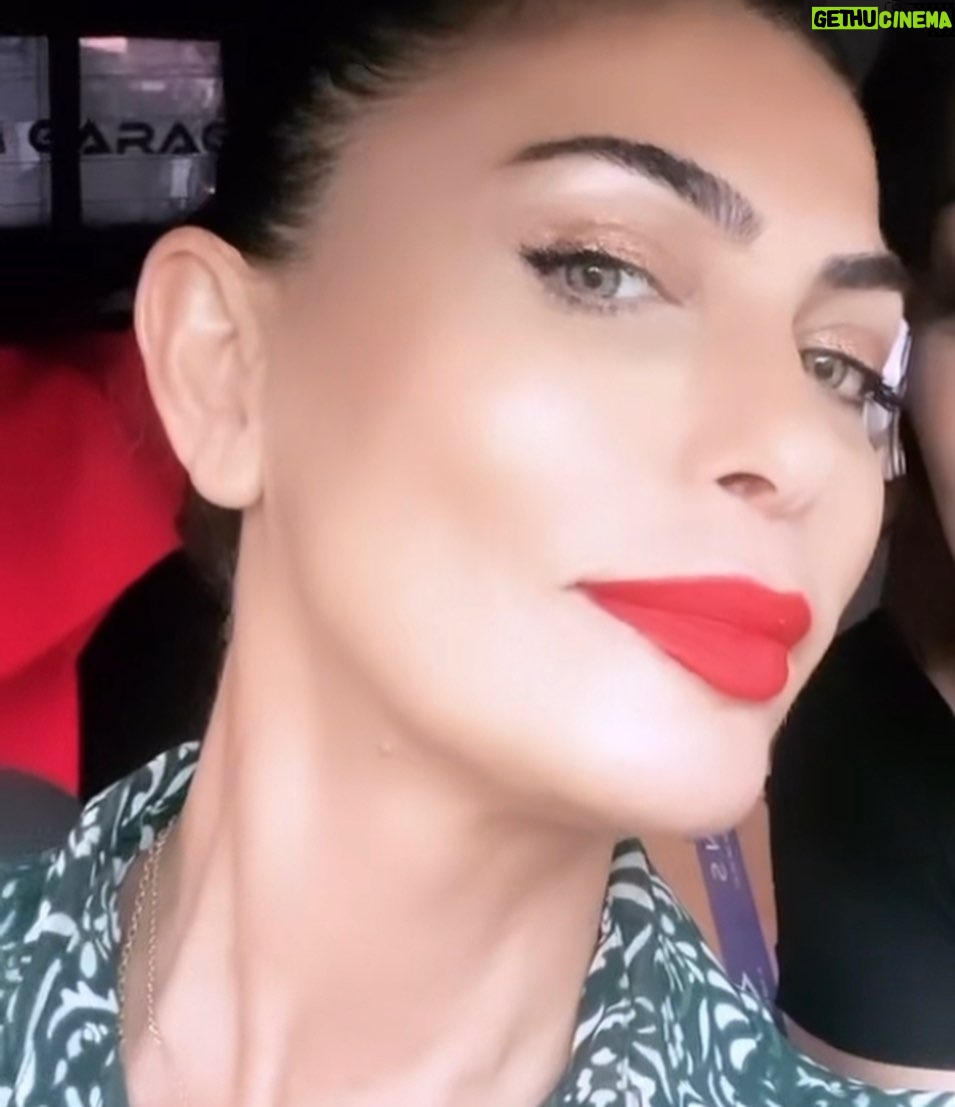 Leyla Bilginel - 1.9K Likes - Canlar uzun zamandır makyaj yapmayan ben arada sırada bir kaç dokunuş yapıyorum. Nedir düşünceleriniz merak ediyorum. Tamamen doğal mı? Yoksa böyle biraz dişi dişi mi? Olmalı.! 🤔😋