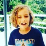 Leyla Bilginel Instagram – Kayram yedi yaşında bir anneler gününde phuketteki evimizin balkonundan böyle seslenmişti tüm çocuklara. Onun bu hallerini özlüyorum 🥰🙏 işte bu gün on iki yaşında ergenliğe doğru giden yetişkin bir çocuk. Evlatlarımızı ne olur sisteme kurban ermeyelim. Yeni çağa uyum sağlasın diye onlara zarar vermeyelim verenlere de müsade etmeyelim! ❤️