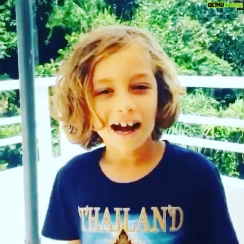 Leyla Bilginel - 3.9K Likes - Kayram yedi yaşında bir anneler gününde phuketteki evimizin balkonundan böyle seslenmişti tüm çocuklara. Onun bu hallerini özlüyorum 🥰🙏 işte bu gün on iki yaşında ergenliğe doğru giden yetişkin bir çocuk. Evlatlarımızı ne olur sisteme kurban ermeyelim. Yeni çağa uyum sağlasın diye onlara zarar vermeyelim verenlere de müsade etmeyelim! ❤️