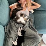 Leyla Bilginel Instagram – En küçüğü sarı yumak Jüpiter, aslan duruşlu Venüs en büyüğümüz, ipek tüylü kurt yüzlü Dolunay ve şapşik bakışlı Cooco 😍 fotoğrafta olmayan Puma görünümlü Mars, evin prensesi Şira 🧡…. Ve kedi aşığı tüm canlar kedisi olanlar adlarını yazın ve onları tanımlayan karakter özelliklerini! Birde bana onlarla keyifli video ve fotoğraflarını atın DM den sayfamda paylaşayım! Bence herkes evine bir kedi sahiplenmeli ve onların mucizelerine şahitlik etmeli. Bizde buna vesile olalım! 🙏🥰🦋