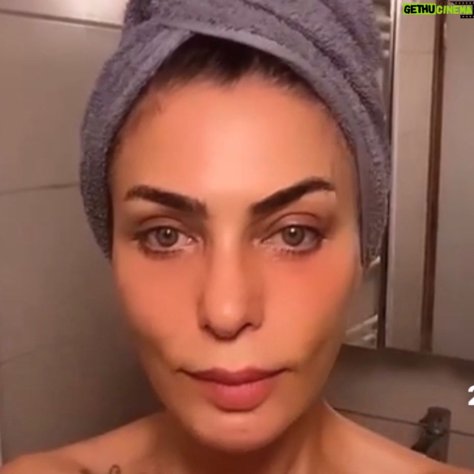 Leyla Bilginel - 1.9K Likes - Canlar uzun zamandır makyaj yapmayan ben arada sırada bir kaç dokunuş yapıyorum. Nedir düşünceleriniz merak ediyorum. Tamamen doğal mı? Yoksa böyle biraz dişi dişi mi? Olmalı.! 🤔😋