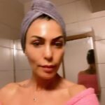 Leyla Bilginel Instagram – Yorumlarınızı bekliyorum! Yeni bir ürün çıkardım! Goji Berry vücut maskesi! İşte tam bir buçuk aydır düzenli yapıyorum! Ve şu an on kişilik bir grup açtım gönüllü canlarla beraber vücut maskesini deneyimliyoruz! Tüm ürünlerimi önce ben bir süre kullanıyorum. Sonra gönüllü bir grupla onların yorumlarını takip ediyor öyle bir sonuca varıyorum. Sonra ürünlerimi satışa çıkarıyorum! Tabi şu gördüğünüz gerçekliği sadece vücut maskesi ve yüz maskesi sonucu DEĞİL! Bir bütün olarak alacaksınız her detayı. İçerden dışardan destek tabi neyle LB maRkası ürünlerle! Ve LB detoksu sonrası yaşanan mucizevi geri dönüşlerle. Bu detoksa beraber içilen ürünlerin sonucu zaten başlı başına ayrı bir boyut oluşturuyor. Beslenme ve yaşan tarzınız değişiyor. O yüzden benim yaptıklarımı harfiyen yapanların sonucu bu diyorum! ☺️🙏 @leylabilginel.shop
