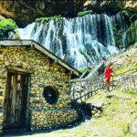 Leyla Bilginel Instagram – Bir avuç toprak, bir yudum su! İşte hayatın tek gerçeği! Bu gün sular tüketiliyor gereğinden fazla… topraksa hiç ediliyor! Sahte tohumlar ekilirken ata tohumları yok oluyor! Maddesel arzular üzerine kurulmuş yaşamlar… ve kontrolsüz üreme sadece tüketme endeksli bir dünya! Farkındamıyız acaba ALLAHIN var ettiği bu güzel dünyayı yok ediyoruz! Ki bırakın dünyayı Cenab-ı hakkın varlığı siliniyor kalplerden! Yeni nesil ne toprak biliyor ne su ne allah inancı var nede kalplerde dua! Gidişatı görmeyen biz insanların sonuysa şeytanın kucağı!