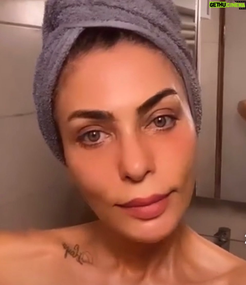 Leyla Bilginel - 1.9K Likes - Canlar uzun zamandır makyaj yapmayan ben arada sırada bir kaç dokunuş yapıyorum. Nedir düşünceleriniz merak ediyorum. Tamamen doğal mı? Yoksa böyle biraz dişi dişi mi? Olmalı.! 🤔😋