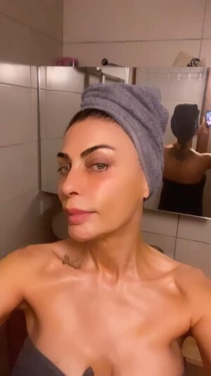 Leyla Bilginel Instagram - SEN SUS CİLDİN KONUŞSUN! 😁

Ben bu işi çözdüm güzel canlar! Kanıtlı delilli hemde tüm 
detaylarıyla ortada olan bir gerçek bu! 

DOĞAL GIDALARLA SAĞLIKLI GENÇ DİRİ VE GÜZEL OLMANIN TÜM GERÇEĞİ BENİM! ÇOK İDDİALIYIM ÇOOOK! ÇÜNKÜ HER ŞEY ORTADA! 
YÜZ MASKEM MUCİZELER YARATIYOR YILLARDIR! 
İÇTİĞİMİZ MUHTEŞEM SİRKE ÜRÜNLERİMLE SAĞLIKLI OLMAYI VE YENİ ÜRÜNÜM GOJİ BERRY VÜCUT MASKEMLE OLAY TAMAMLANDI! 

HİÇ BİR ESTETİK OLMADAN! HİÇ BİR YENİ DÖNEM ALETLERE O BİR ÇOK BİR ŞEY VARYA (adlarınıbilmiyorum🙈) GEREK KALMADAN CİLT BAKIMLARI YAPTIRMADAN…. Kiiii! EN ÖNEMLİSİ SIFIR KİMYASAL OLMADAN 50 YAŞINDA SPOR YAPMAYAN BİR İKİNCİ KİŞİ DAHA VARSA BUYURSUN! 🙃😉 

BENCE BANA NOBEL ÖDÜLÜ VERİLMELİ Kİ EMİNİM YAKINDA DÜNYA BENİ KONUŞACAK! 😋