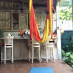 Leyla Bilginel Instagram - Güzel canlar beni özlüyorsunuz biliyorum. Gülüşünü hayat dolu yaşam felsefemi çığlıklarımı ve Bali’yi bende beni özlüyorum ama işte bazen düşüyor bu yürek yaşanan gerçeklerin gerçekliğine. Öyle oluncada görmezden gelemiyor bu yürek! Hayat öyle böyle akıyor ve zaman işliyor canlar. Güzel bir gün diliyorum sağlıkla ve keyifle. Lütfen bu Arada sizden ricam ne olur korana için korkuya kapılıp evrene korku frekansı yaymayın... en tehlikeli ve güçlü frekanslardan biridir korku. Bilinçli ve temkinli oluyoruz ama korkuyu var etmiyoruz. Kocaman öper bu kadın hepinizi sevgiyle kucaklıyorum 🥰🙏❤️ #bali de #yaşam #özgür bir #aile #anne ve #oğlu #uzakta ama bir o kadar #yakın #sevgi #saygı üstüne yaşamları #hayatseniçokseviyprun #sloganları