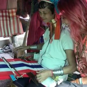 Leyla Bilginel Instagram - Çok keyifli anlar anılar!Otostop yaparak bir ay dolaştım Kuzey Thailand. O kadar çok şey kazandırdı Kİ bu gezi bana! Muazzam anılarım hikayelerim olmasının yanında hiç bilmediğim çok detaya kültürel yapıya sahip olan dünyamızı tanıdım! Okuyan mı gezen mi? Ya peki sizce canlar okuyan mı çok şey bilir gezen mi? Ve otostop yaparak dünyayı dolaşmak isteyenler var mı aramızda? 🥰👍 not: sola kaydırın lütfen!