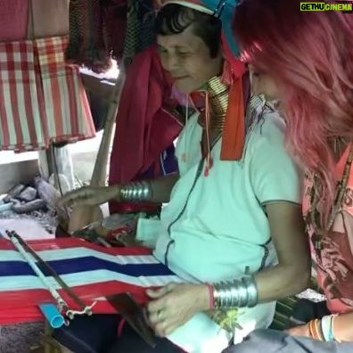 Leyla Bilginel - 2.2K Likes - Çok keyifli anlar anılar!Otostop yaparak bir ay dolaştım Kuzey Thailand. O kadar çok şey kazandırdı Kİ bu gezi bana! Muazzam anılarım hikayelerim olmasının yanında hiç bilmediğim çok detaya kültürel yapıya sahip olan dünyamızı tanıdım! Okuyan mı gezen mi? Ya peki sizce canlar okuyan mı çok şey bilir gezen mi? Ve otostop yaparak dünyayı dolaşmak isteyenler var mı aramızda? 🥰👍 not: sola kaydırın lütfen!