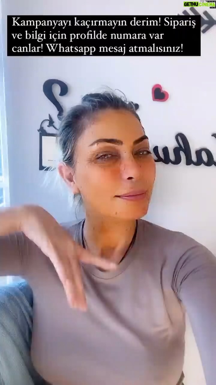 Leyla Bilginel - 8.4K Likes - SİZLERİN ISRARINA MUHTEŞEM BİR KAMPANYA KAÇIRMAYIN!
Canlar işte sırrım bu 49 yaş sadece kimlikte rakam! Ailecek genç kalmamızın sebebi ürünlerim! Hem gıda olarak hem sürerek genç kakıyoruz! Bu güm su orucunun 4. Günü! Ve çok enerjik mutlu ve tokum! Sebebi her sabah Kambuça çayı, goji Berry meyve suyu, kekik suyu, hayıt çiçeği suyu! Bakalım kaç güne tamamlanacak! Niyetim 10 gün! Eğer devam edebilirsem belki daha fazlası! Hep beraber göreceğiz sonucu!