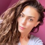 Leyla Bilginel Instagram – Bir nefes her şeyi başlatan, 
Bir nefes her şeyi bitiren.
Ağızdan çıkan bir söz,
Mutluluğu var eden!
Bazen bir cümle varı yok eden! 
Aşkla dolu her kalp, 
Tanır huzurun kokusunu!
Yeterki aşkla olsun..!