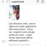 Leyla Bilginel Instagram – Sabah uyandığımda bu densizin mesajını gördüm … ve bu bana bir çok şey hakkında bir kez değil bin kez düşünmemiz gerektiğini düşündürdü. Bu nasıl bir zihniyet! Bu düşüncelere sahip olan yaratıklarla bu güzel evreni paylaşıyor olmanın acısı çöktü yüreğime! Söz konusu bir ANA ve bir EVLAT! Bunu düşünen bir kadın veya bir erkek fark etmez! İçindeki gerçekleri utanmadan yazabilmiş! Bu ne cesaret! Ey zavallı acınası canlılar. Allah’ın can verdiği ruhu sen ne ara bu kadar yok ettin. Ne yedin ne içtin ne duydun ne hissettin de rabbin verdiği ruhu bu kadar kötülüğe kurban ettin! Aklın başladığı yerde özgürlük başlar ey zavallı. Ama belli ki sende akıllın başlayamadığı ortada! Buradan herkese sesleniyorum. İyice açın gözlerinizi ve okuyun sözlerimi! Ben bir anneyim! Allah yolunda özündeki insanlığı kaybetmeden… yaradan aşkıyla geldiği dünyaya hizmetini hakkıyla verecek bir evlat büyütüyorum! Ve son nefesime kadar evladımı beslediğim göğsüme basarak koynumda uyıtacağım. Tüm kötülüklere karşı canım pahasına koruyarak koynuma alıp yatacağım! Bırak 12 yaşında ergen olacak yavrumu 50 yaşında da olsa kollarımın arasına alıp uyutacağım. Bu densiz gibi düşünen her kim varsa çıksın gitsin bizim dünyamızdan. Bilin ki siz gibi sapkın düşüncelere sahip. Nefis terbiyesinden yoksun zavallıları barındıracak bir yer değil burası! Benim mahsum pırıl pırıl parlayan oğlum sahilde üstsüz güneşlenen kadınlara bile dönüp bakmıyor! Rabbimin verdiği gözleri hiç bir şeyi çirkinliği var edecek şekilde görmüyor görmeyecektirde! Kadına çocuğa hayvana aslında tüm canlılara saygı duyan bir evlat büyütüyorum! Ve şükür  canım atam  aklın başladığı yerde bize özgürlüğümüzü kazandırmıştır! Ve aklın ne olduğunu bilmeyen acizlerden diliyorum bir gün tamamen temizlenir bu dünya! Sözüm bu kadardır. Şimdi bunların tersini düşünenler hey siz ahlak yoksunları yok olun bu sayfadan ve inşallah bu evrenden!