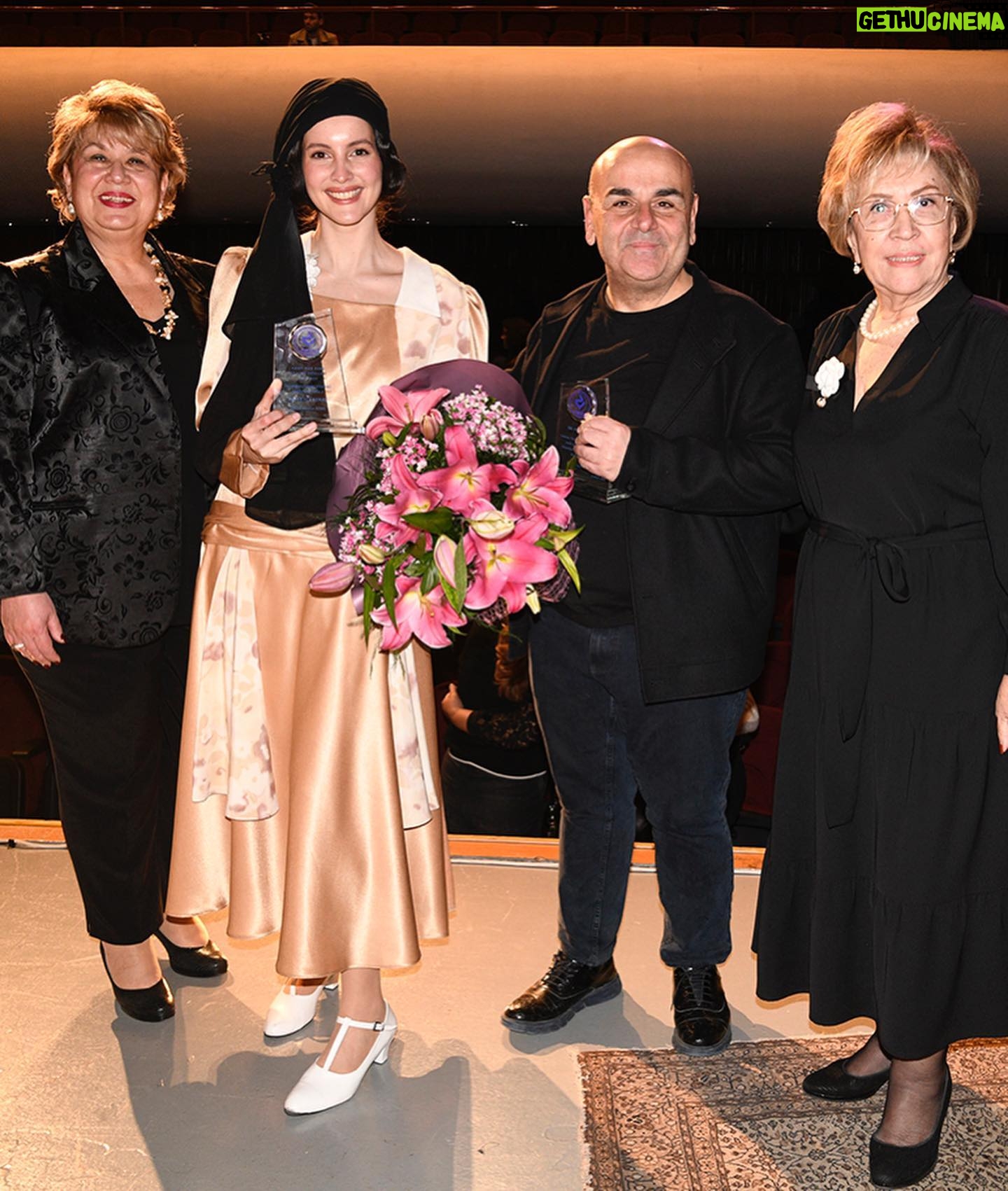 Leyla Feray Instagram - Bu kıymetli ödül için çok teşekkürler 💖🎭