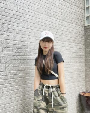 Li Chun Cho Instagram - - #房東姐姐のOOTD 
有這樣的房東姐姐 可以調高租金嗎XD

那天去簽約 
終於解決了我的心頭大患
然後過沒兩天
我就收到來自前房客的訊息🥶
我到現在還沒回🤗