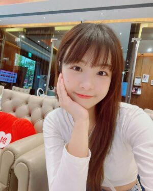 Li Chun Cho Instagram - -我看起來幾歲❓

前陣子去聖宜 @saint.eir 做了 #脈衝光保養 ～
不開玩笑❗️皮膚亮到像顆水煮蛋🥚✨
讓我不禁讚嘆醫美真的是黑科技～
而且脈衝光比較不用擔心修復期，我保養完直接素顏趴趴走～用我臉上的光照亮全世界XD

脈衝光除了可以淡化斑點、減少細紋外
⬆️以上我天生麗質沒有這些問題（揍）//

但人嘛 總是要精益求精～
對我而言，最明顯的就是「淡化膚色不均」和「淡化黑眼圈」～所以保養後整個氣色都變好了！而且我之前除痣的坑疤竟然也平了一點🥰
真的好快樂🤣

然後我的自拍照變多了，害我手機記憶體又滿了……🥲

#聖宜診所忠孝館 #脈衝光 #皮膚保養 #透亮美肌 #精雕細琢完美你型