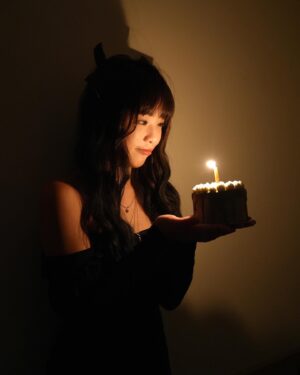 Li Chun Cho Instagram - -2023.10.31
一下子就迎來25歲…
先謝謝每一個跟我說生日快樂的人🫶🏻

今年是18歲成年以後
最平淡的一次生日

沒有華麗的萬聖節裝扮🎃
沒有把狐朋狗友們🍻抓過來一起開趴（喝酒）～

但買了個蛋糕勉勵自己
「Be Brave」
期許自己 再勇敢一點❗️

結果拍照的時候 
才發現人家寫的是”Bravo”……….