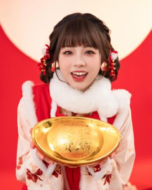Li Chun Cho Instagram - 新年快樂🧧初一快樂🎉
祝大家賺錢快快樂樂😝
📷/ @chubiphoto