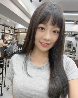 Li Chun Cho Instagram - -
常常在想沒有Iris該怎麼辦🤣
因為我真的好懶得整理頭髮～

但幸好 @iris__komm 很可靠
定期頭髮造型都靠她了❗️
這次霧霧的黑茶色 還是好喜歡💕
最愛低調美😻
如果你也跟我一樣（懶），找她就對了！

阿對了男生可以試試碎蓋燙啦XD直接年輕10歲🫣
💇‍♀️/ @iris__komm 

#台北剪髮 #小巨蛋染髮 #台北設計師 #女生髮型 #男生髮型 #女生染髮 #男生燙髮