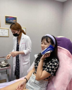 Li Chun Cho Instagram - -不是變瘦了！
是我去打肉毒消滅咀嚼肌啦！

太喜歡吃東西有時候也是一種困擾～
因為我的咀嚼肌實在太猖獗了ಥ_ಥ
所以這次果斷去聖宜 @saint.eir 消滅它！

聽說注射的時候會酸酸的～
但醫師真的好溫柔😂
所以其實我覺得還好（也有可能我神經比較大條XD)

愛美的男女生們～真的！不會後悔～
打了肉毒後臉的線條自然又好看🤣
推推(｡ì _ í｡)

可以繼續吃了（？

#聖宜診所 #聖宜忠孝 #精雕細琢完美你型