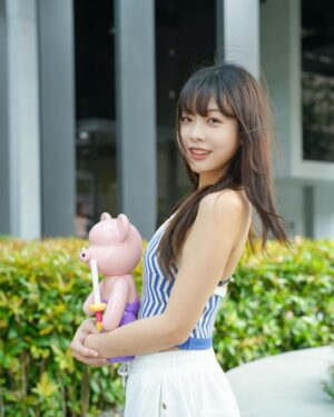 Li Chun Cho Instagram - #群群來送禮物啦 #文末抽獎
我最近超愛收藏一些公仔擺設的～
謝謝 @_uniquelab 讓我家裡又多了一隻流體熊💕
大家都知道我是忠實的蠟筆小新迷吧❗️他們竟然有出肥嘟嘟左衛門的款式欸🫶🏻

我絕對會好好把這位肥嘟嘟左衛門供起來🤣

他們家的流體熊每一隻都是獨一無二的～
除了可以客製化打造專屬的流體熊，還有手鍊、項鍊等可愛漂亮的配飾💕
趕快來抽獎吧～

獎項：總共抽3位！
🥇【53cm手工製的流體藝術熊1隻 潮流串珠手鍊1條】
🥈【潮流串珠手鍊1條 85折券一張】
🥉【85折券一張】

抽獎辦法：
1. 追蹤 我& @_uniquelab 
2. tag2位朋友
3. 留言誇獎蠟筆小新或你想要的流體熊款式
📍活動到5/15止～
📍可重複留言，需標記不同朋友
#抽獎 #抽獎文 #unique#uniquelab #流體熊 #流體藝術